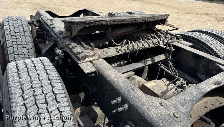 image for item DH9933 2009 Volvo VN semi truck