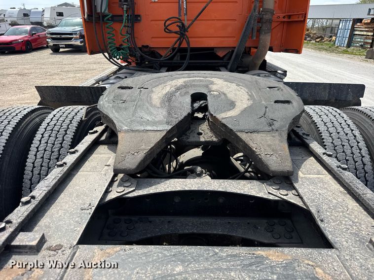 image for item DH9933 2009 Volvo VN semi truck