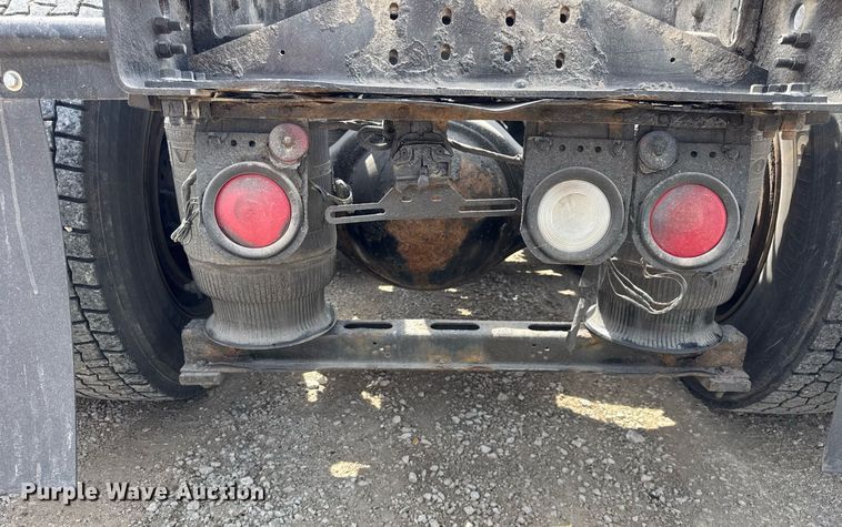 image for item DH9933 2009 Volvo VN semi truck