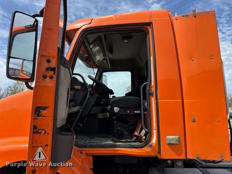 image for item DH9933 2009 Volvo VN semi truck