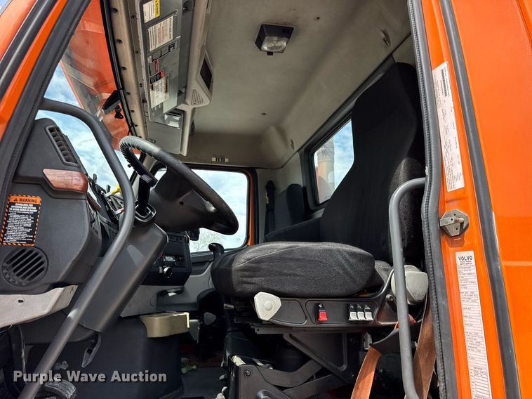 image for item DH9933 2009 Volvo VN semi truck