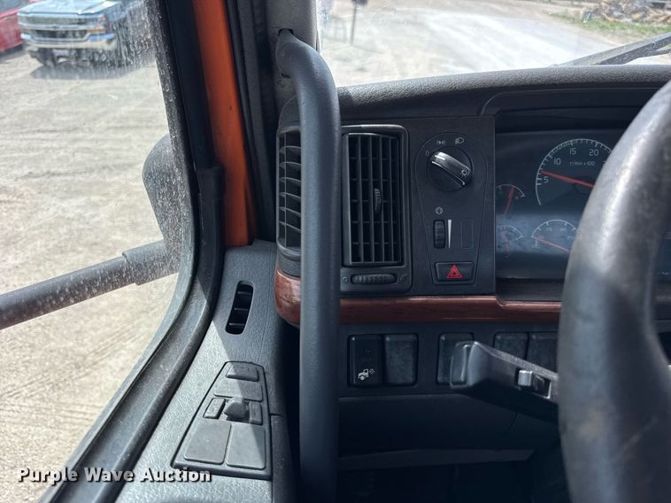 image for item DH9933 2009 Volvo VN semi truck