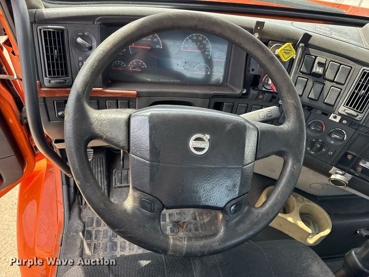 image for item DH9933 2009 Volvo VN semi truck