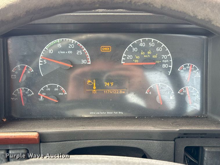 image for item DH9933 2009 Volvo VN semi truck