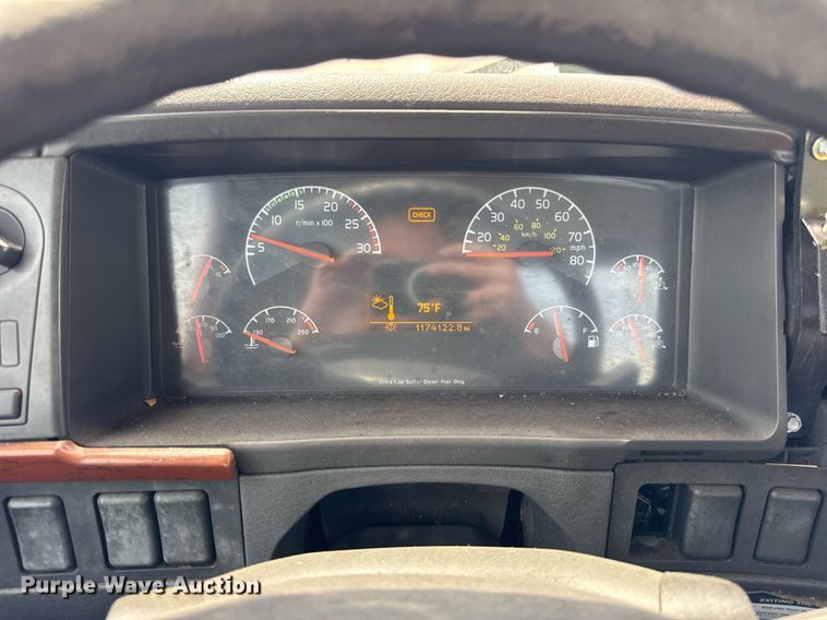 image for item DH9933 2009 Volvo VN semi truck