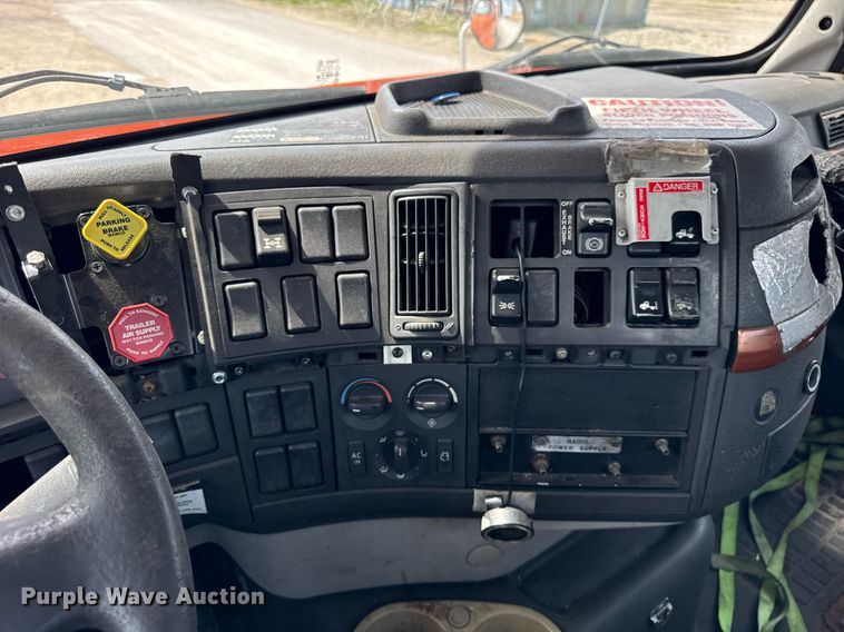 image for item DH9933 2009 Volvo VN semi truck