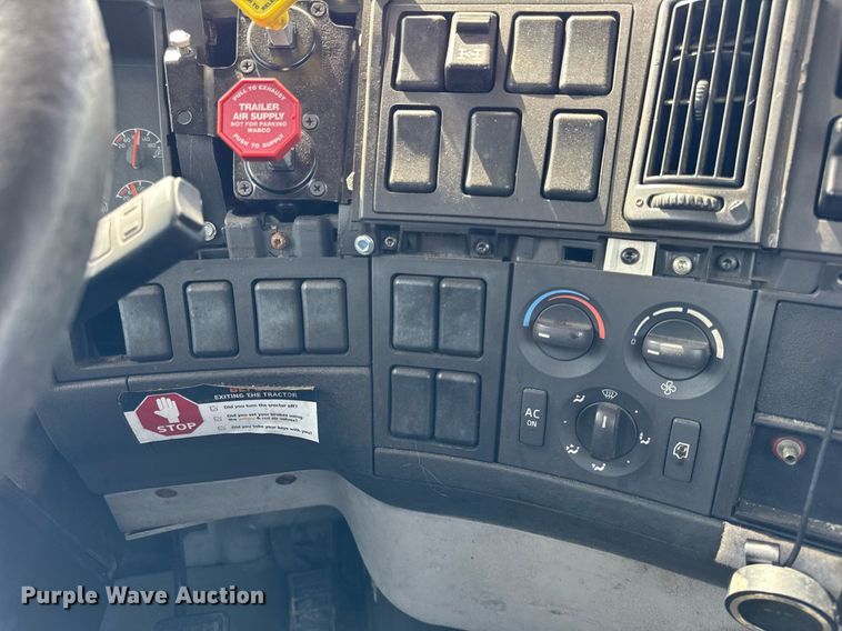 image for item DH9933 2009 Volvo VN semi truck