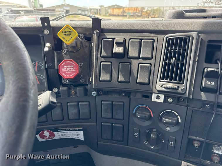 image for item DH9933 2009 Volvo VN semi truck