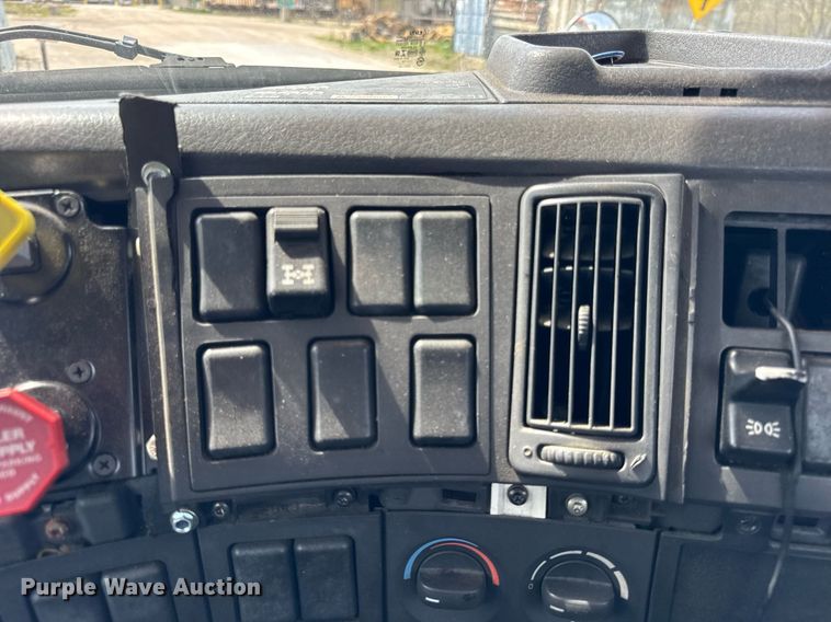 image for item DH9933 2009 Volvo VN semi truck