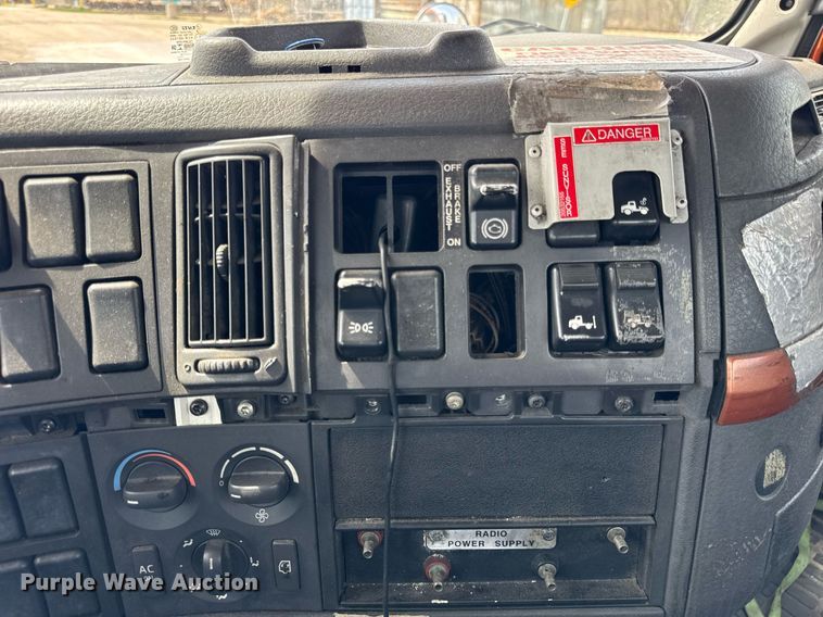 image for item DH9933 2009 Volvo VN semi truck