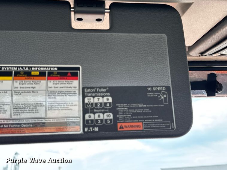 image for item DH9933 2009 Volvo VN semi truck