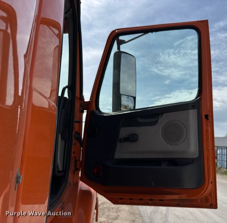 image for item DH9933 2009 Volvo VN semi truck