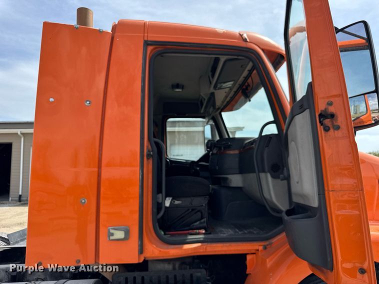 image for item DH9933 2009 Volvo VN semi truck