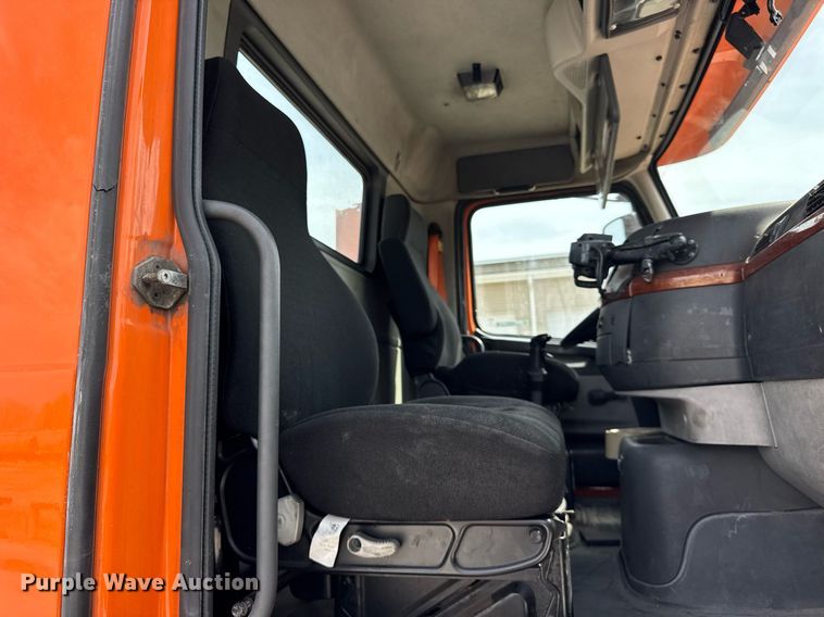 image for item DH9933 2009 Volvo VN semi truck