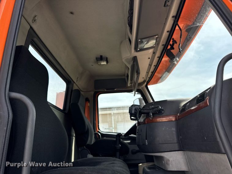 image for item DH9933 2009 Volvo VN semi truck