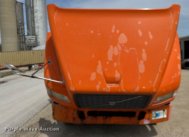 image for item DH9933 2009 Volvo VN semi truck