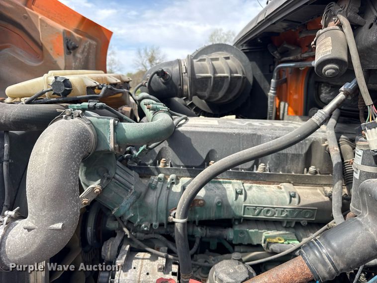 image for item DH9933 2009 Volvo VN semi truck