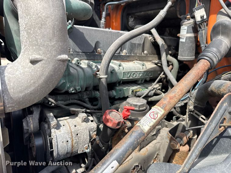 image for item DH9933 2009 Volvo VN semi truck