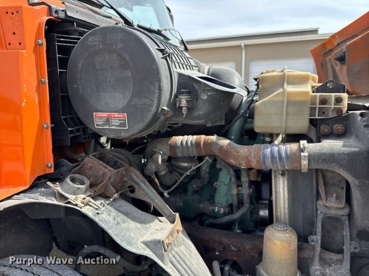 image for item DH9933 2009 Volvo VN semi truck