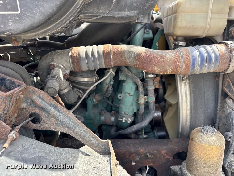 image for item DH9933 2009 Volvo VN semi truck