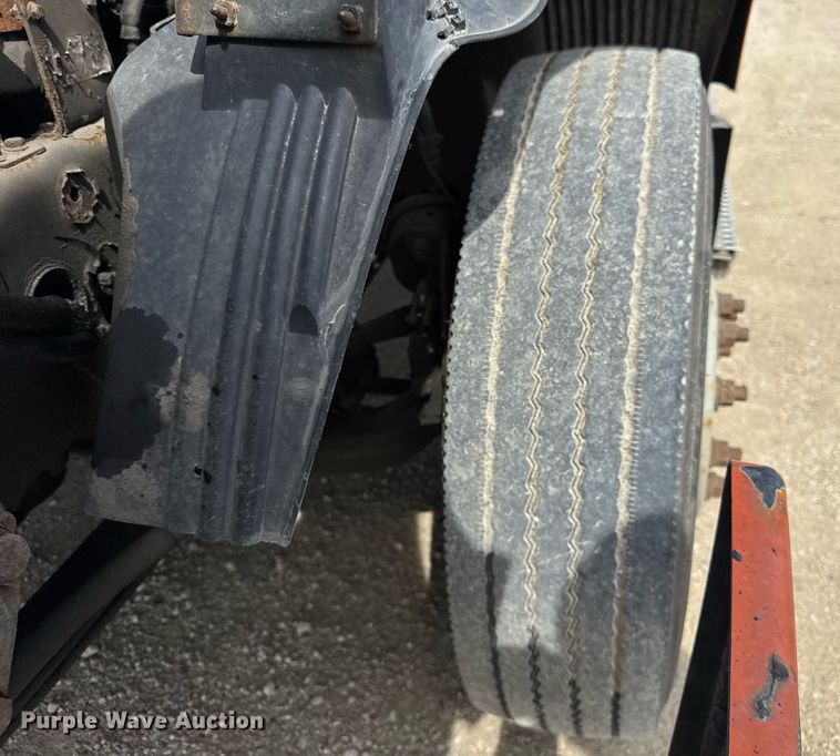 image for item DH9933 2009 Volvo VN semi truck