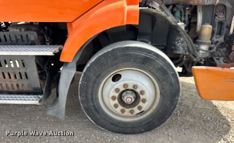 image for item DH9933 2009 Volvo VN semi truck