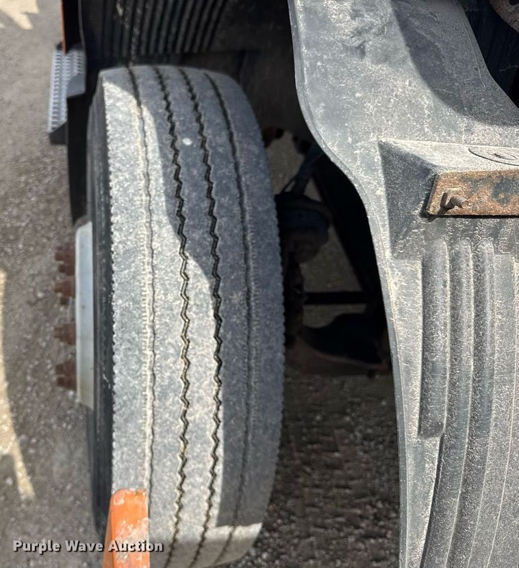 image for item DH9933 2009 Volvo VN semi truck