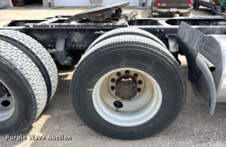 image for item DH9933 2009 Volvo VN semi truck