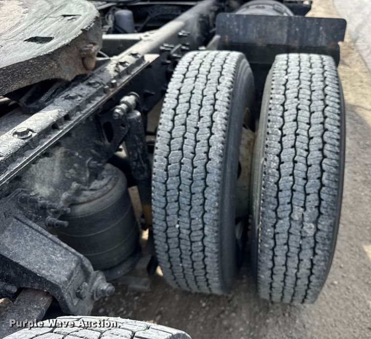 image for item DH9933 2009 Volvo VN semi truck