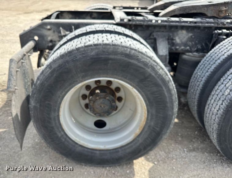 image for item DH9933 2009 Volvo VN semi truck