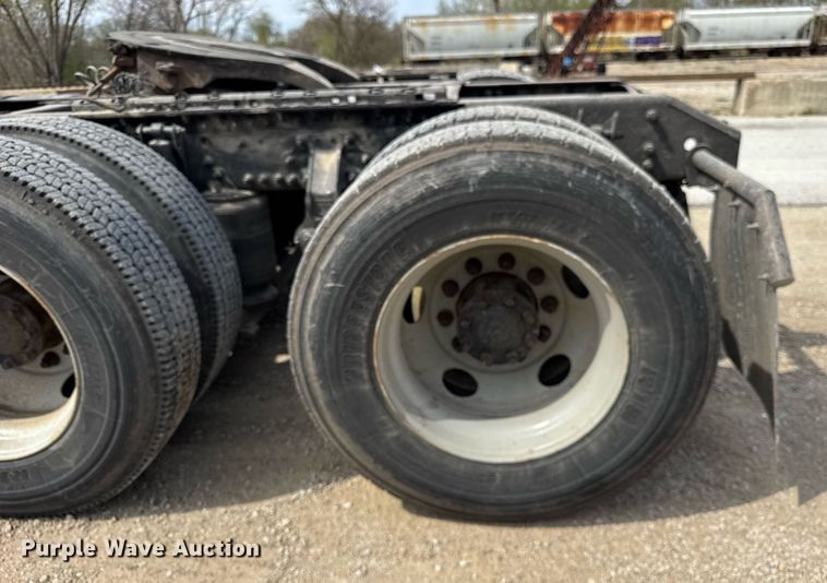 image for item DH9933 2009 Volvo VN semi truck