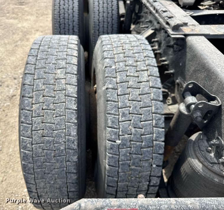 image for item DH9933 2009 Volvo VN semi truck