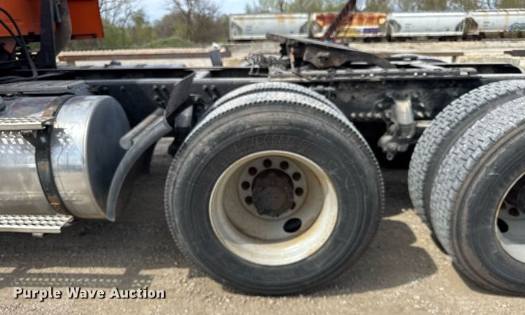 image for item DH9933 2009 Volvo VN semi truck