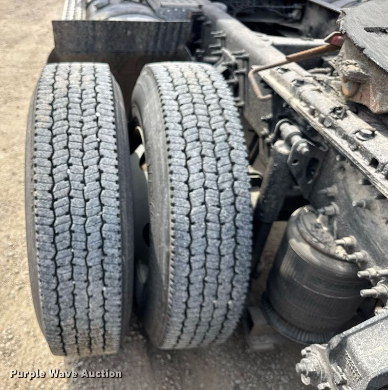 image for item DH9933 2009 Volvo VN semi truck