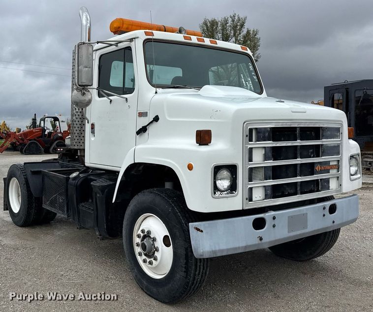 image for item DH9938 1989 International 2375 semi truck