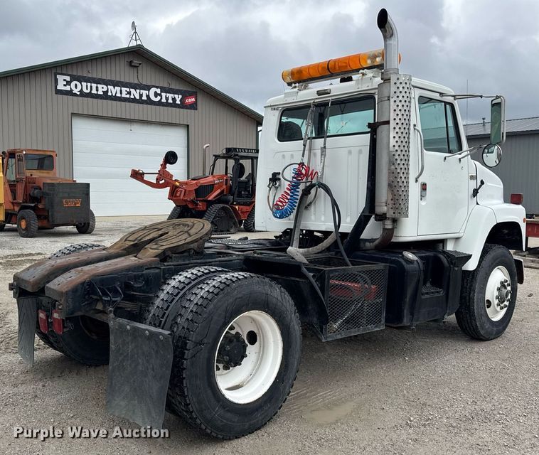 image for item DH9938 1989 International 2375 semi truck