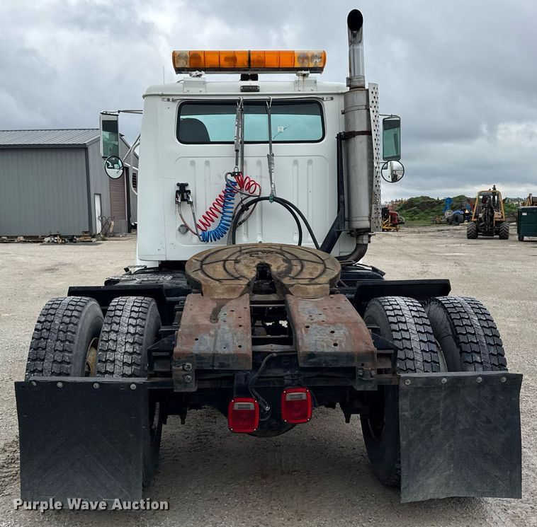 image for item DH9938 1989 International 2375 semi truck