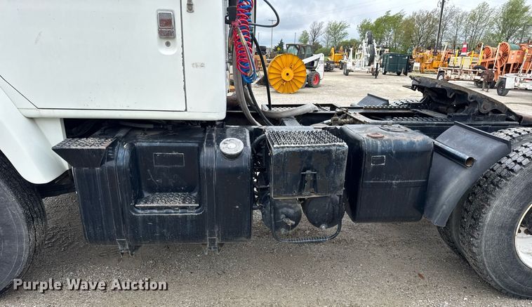 image for item DH9938 1989 International 2375 semi truck