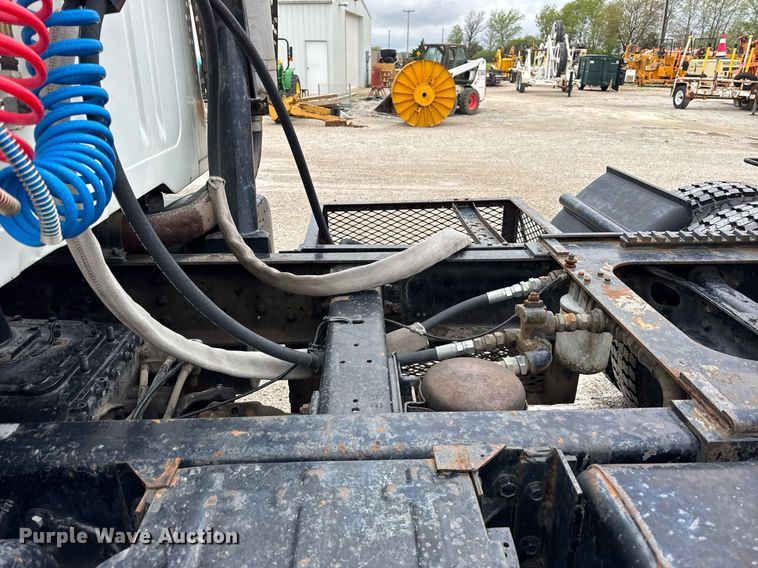 image for item DH9938 1989 International 2375 semi truck