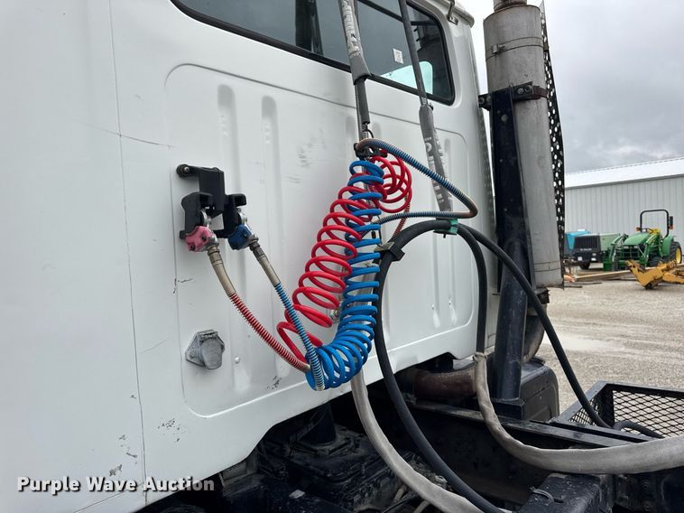 image for item DH9938 1989 International 2375 semi truck