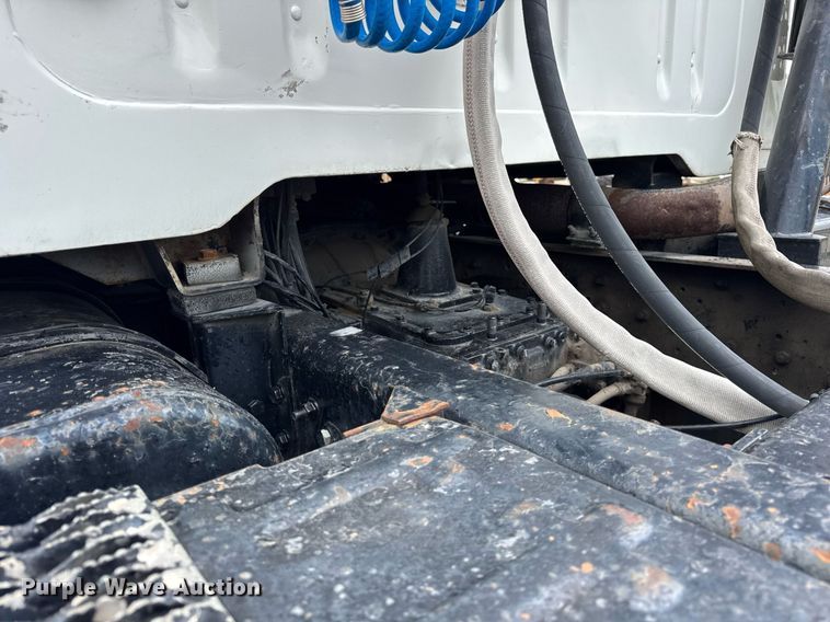 image for item DH9938 1989 International 2375 semi truck