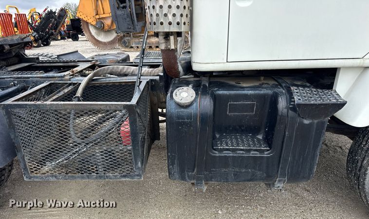 image for item DH9938 1989 International 2375 semi truck