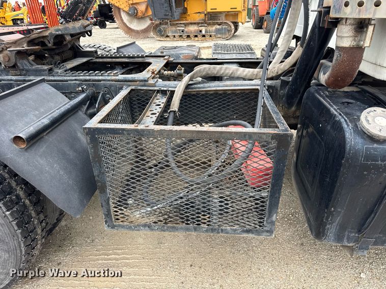 image for item DH9938 1989 International 2375 semi truck