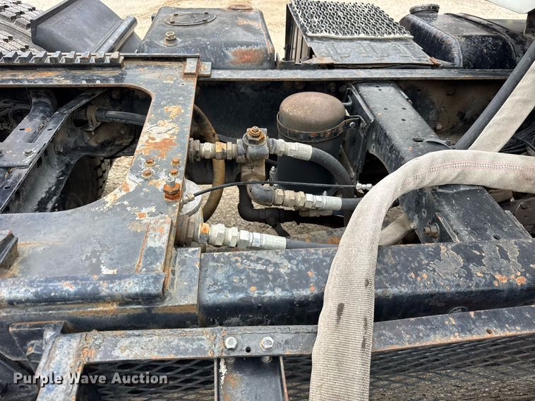 image for item DH9938 1989 International 2375 semi truck