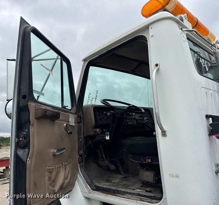 image for item DH9938 1989 International 2375 semi truck