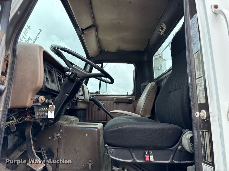 image for item DH9938 1989 International 2375 semi truck