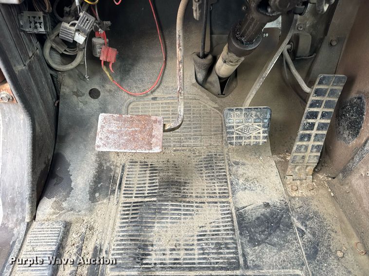 image for item DH9938 1989 International 2375 semi truck