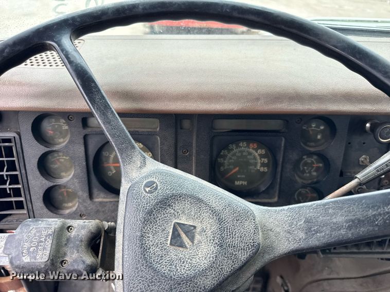 image for item DH9938 1989 International 2375 semi truck