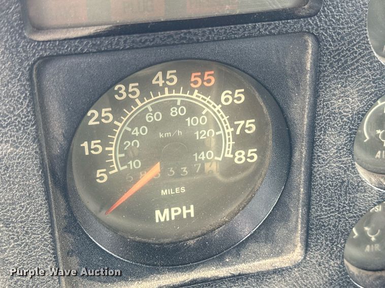 image for item DH9938 1989 International 2375 semi truck