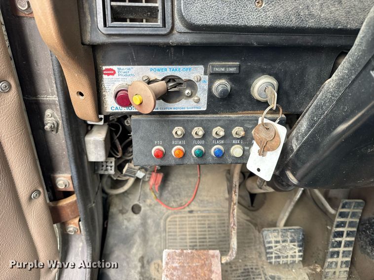 image for item DH9938 1989 International 2375 semi truck